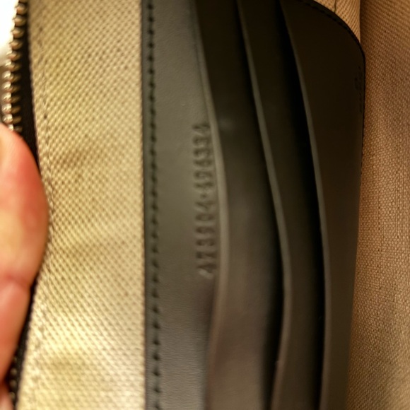 Unisex Gucci Pouch For Sale 10/10 Condition - Picture 2 of 7